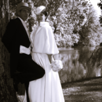 photo noir et blanc d'un couple de mariés adossés à un arbre eclosionflorale.com