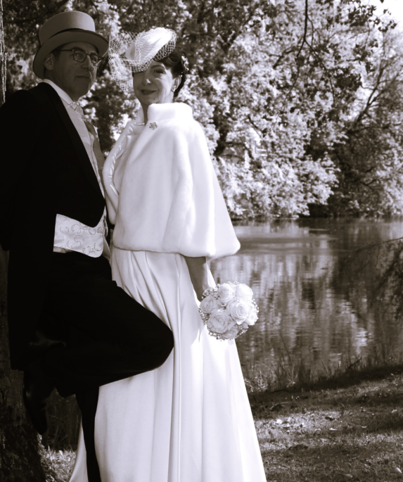 photo noir et blanc d'un couple de mariés adossés à un arbre eclosionflorale.com