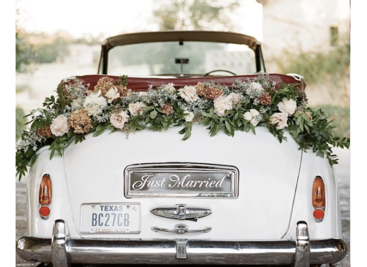 La décoration florale d'une voiture de mariés par eclosionflorale.com