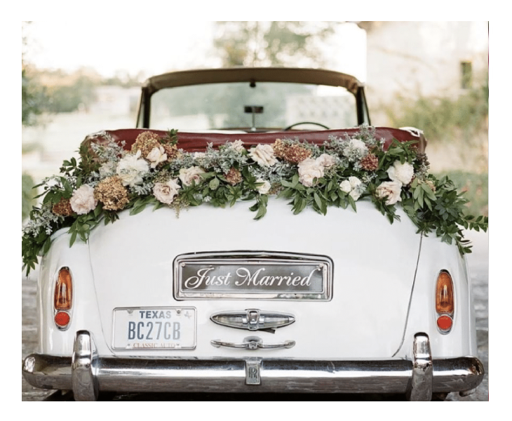 La décoration florale d'une voiture de mariés par eclosionflorale.com